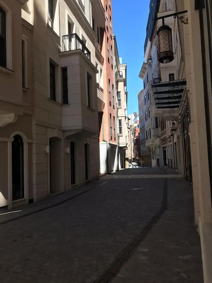Trendy Beyoglu: Stylish Residence Nearby Istanbul Lägenhet