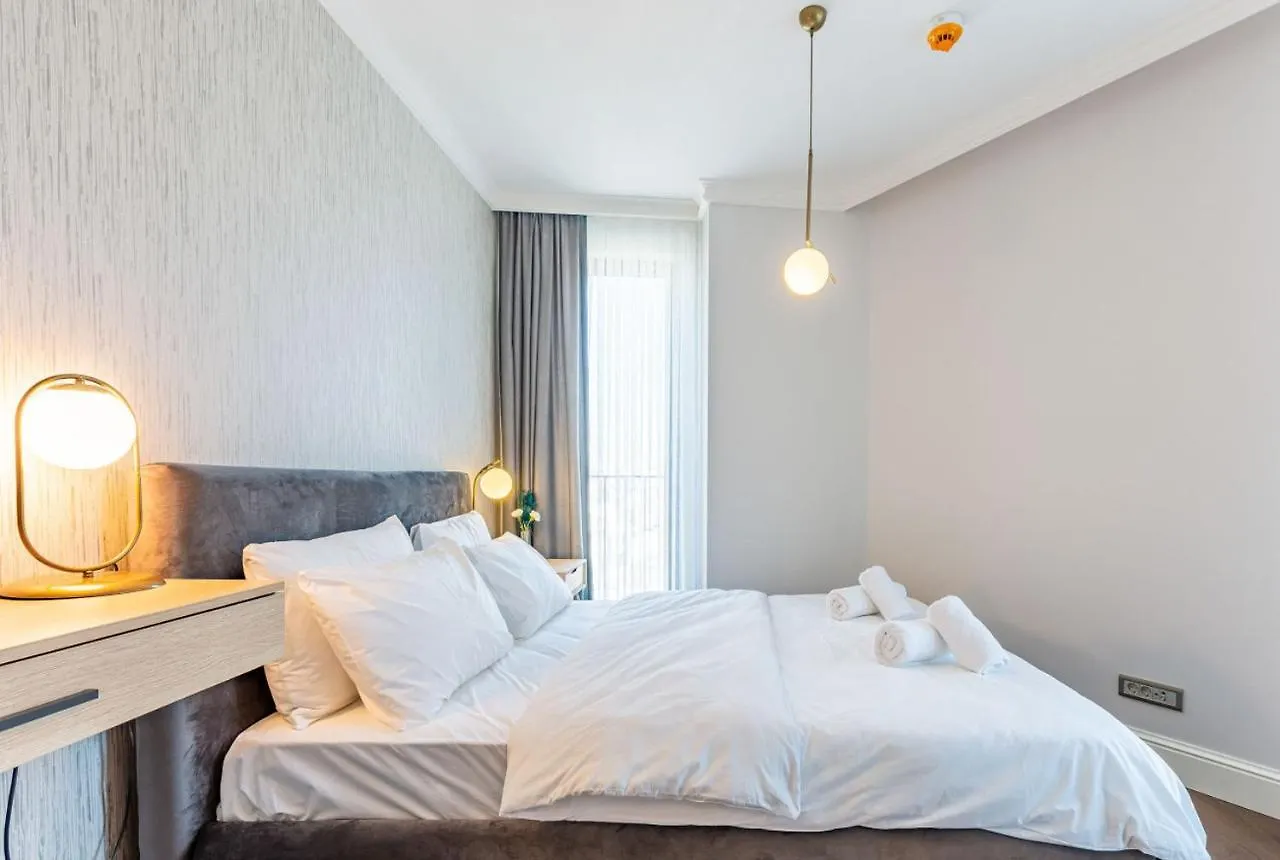Trendy Beyoglu: Stylish Residence Nearby Istanbul Lägenhet